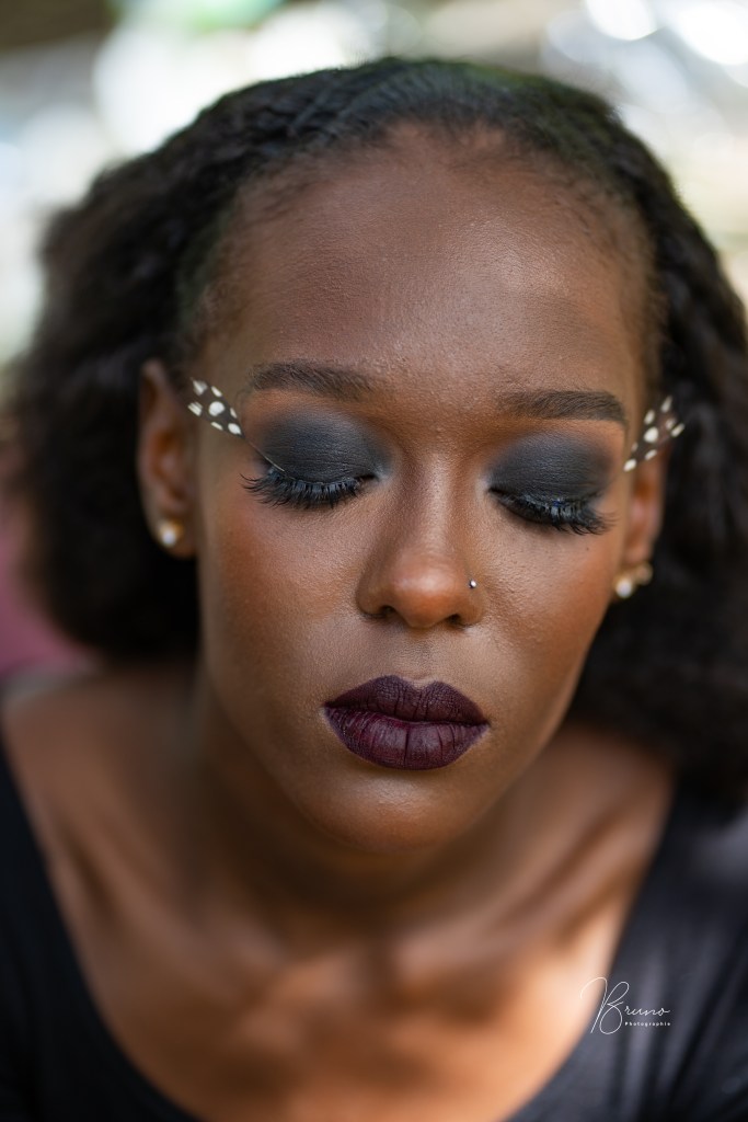 Make up smoky eye + plume de pintade, avec bouche signature